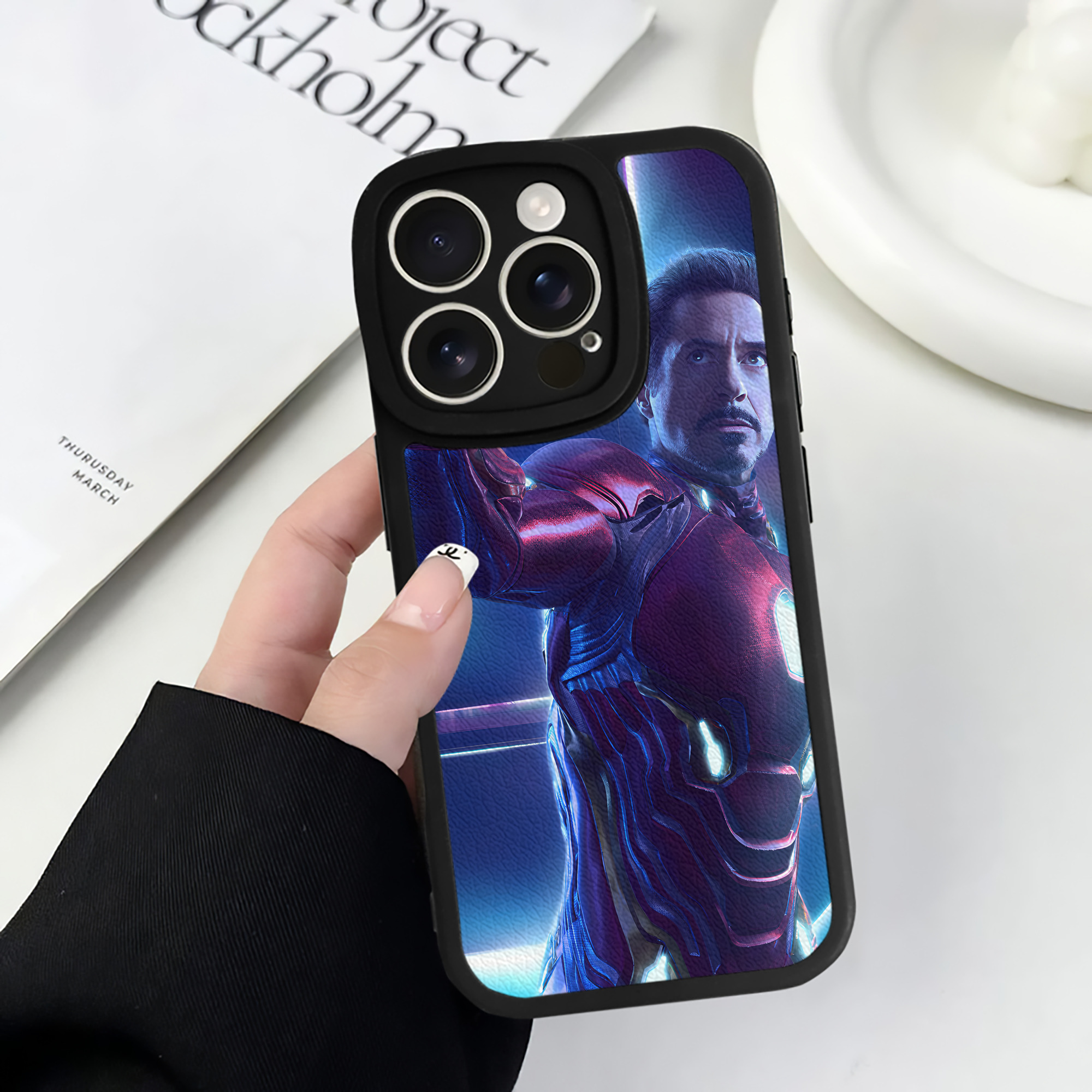 （画像用） アベンジャーズ The Avengers 【iPhone 16シリーズ対応】シリコンスマホケース（レザー調） 材質：シリコン